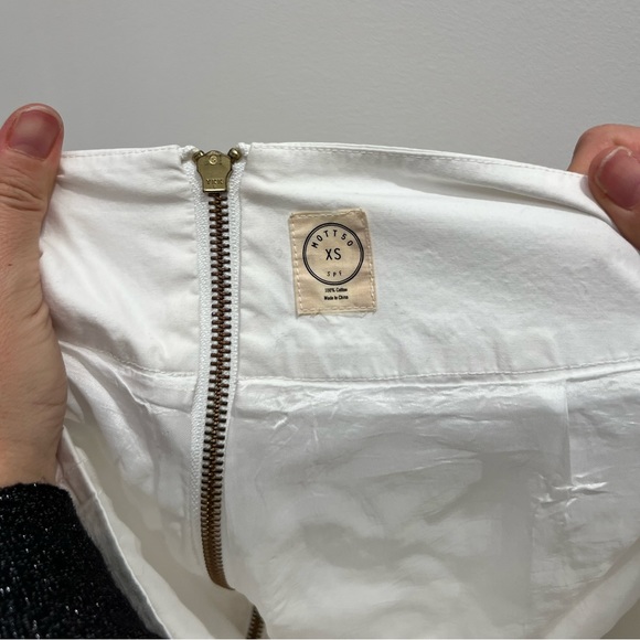 White skirt with full line zipper in the back - Picture 5 of 6